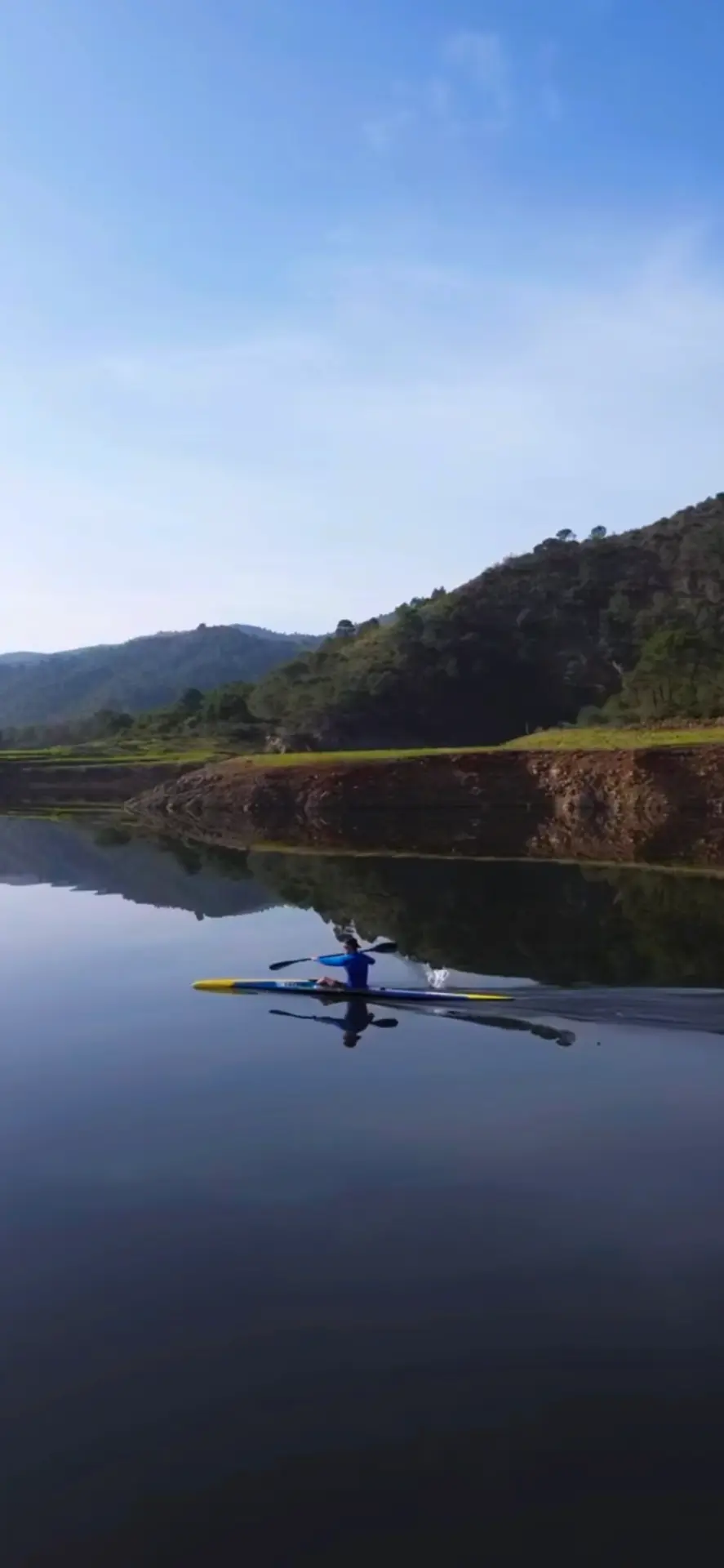 K1 paddler training on calm water at Lake Istán