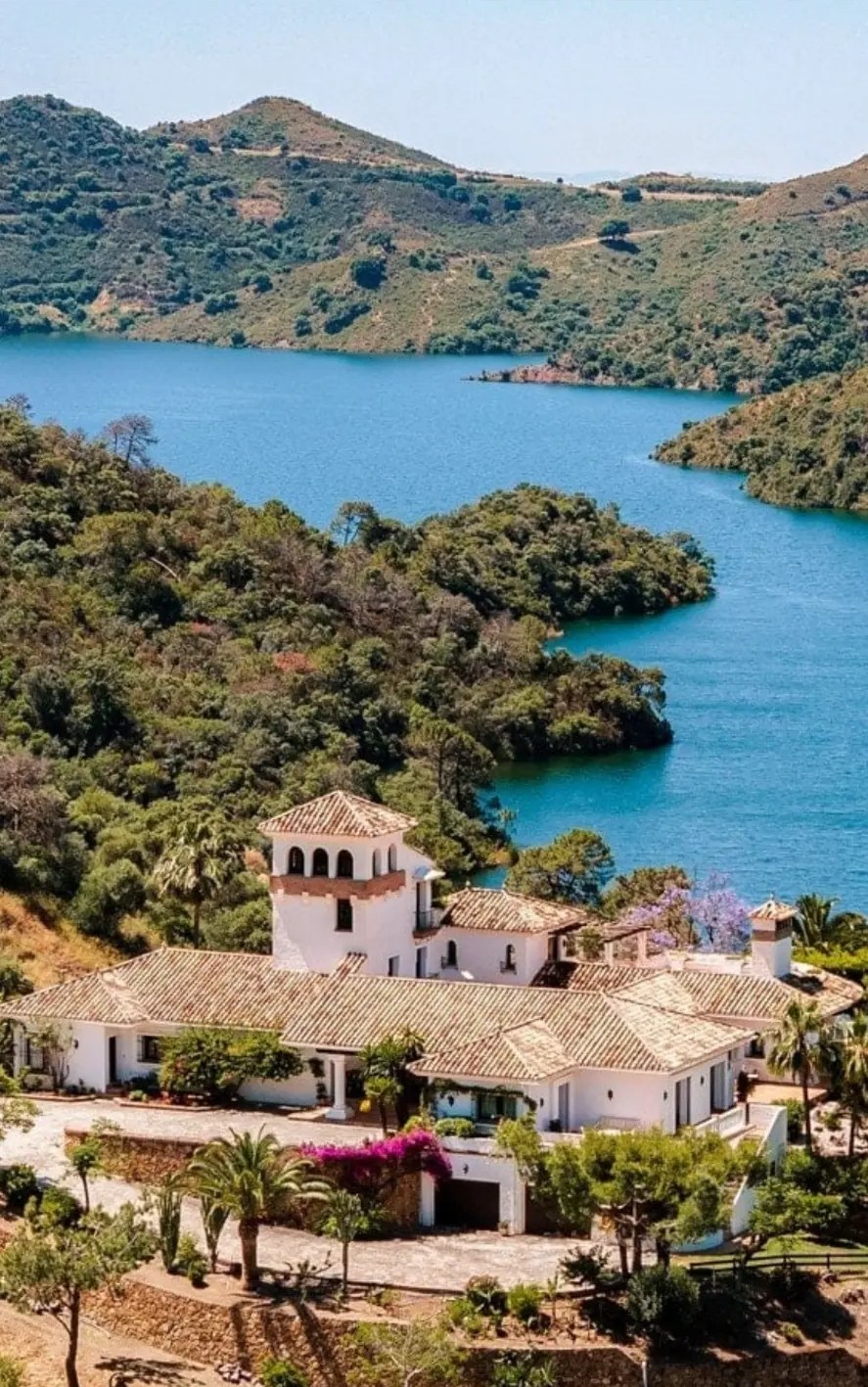 The Marbella camp villa on the shore of Lake Istán